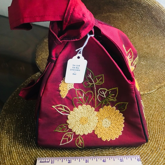🆕 Hand Embroidered Red Silk Box Purse ♥️ - Picture 4 of 5